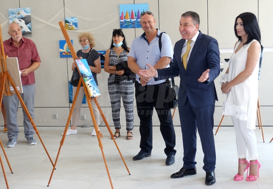 Кметът на Несебър посети детска благотворителна изложба